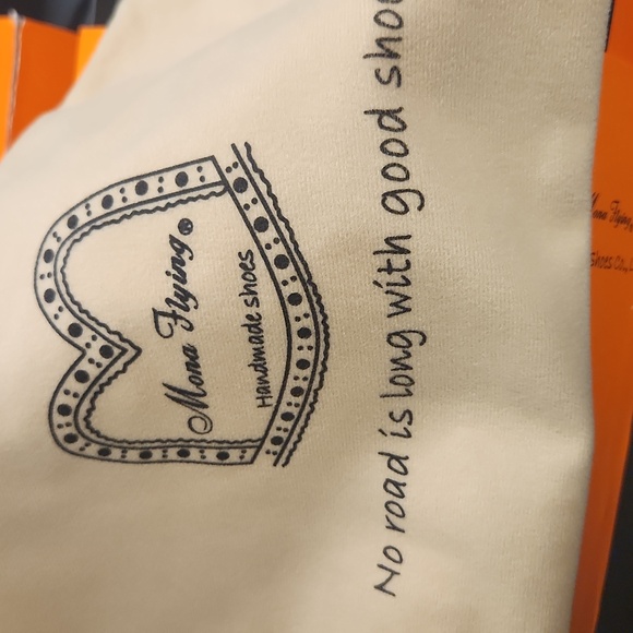 Women's Pointed Toe Leather Pumps - Picture 14 of 14